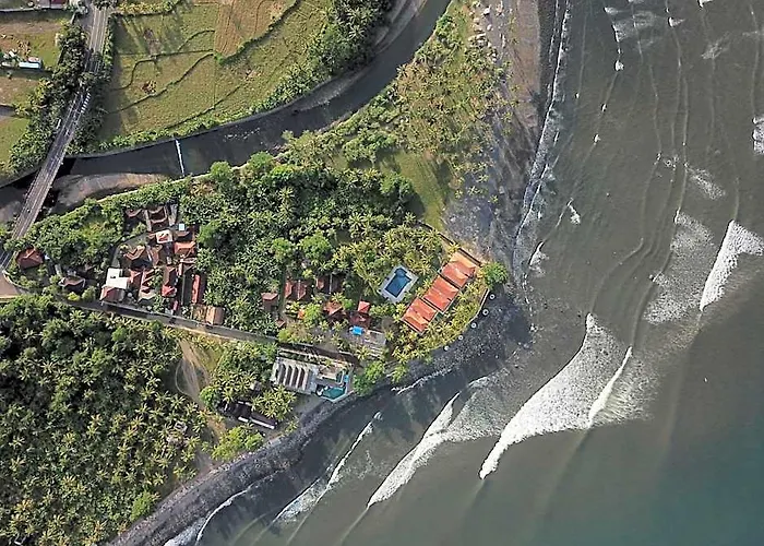 The Point Surfcamp Bali ホテル 3*