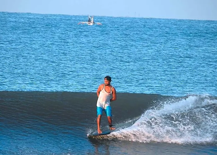 The Point Surfcamp Bali ホテル 3*